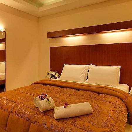 Dhanunjayas Luxury Hotel Хосур Экстерьер фото