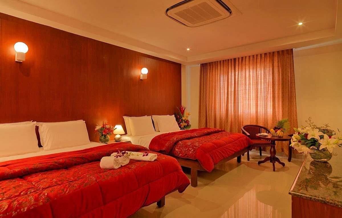 Dhanunjayas Luxury Hotel Хосур Экстерьер фото